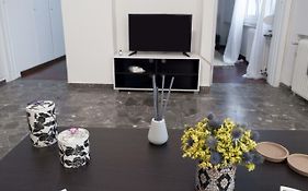 Modern Flat, Vibrant And Excellent Spot!!